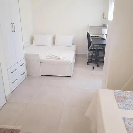 Happy Travelers Free Parking 하니아