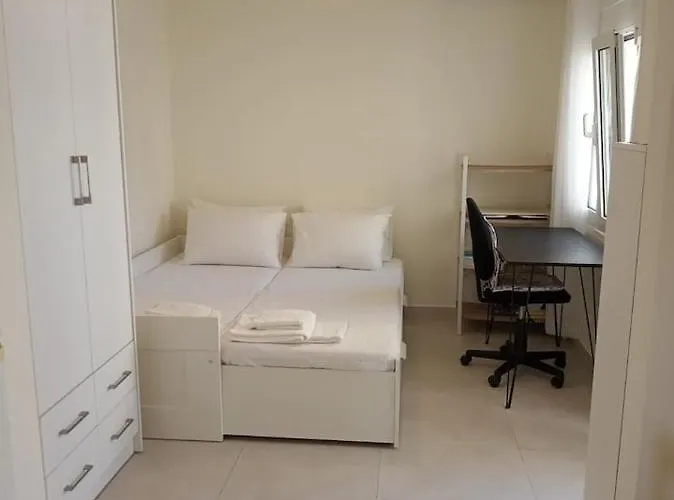 Happy Travelers Free Parking ハニア