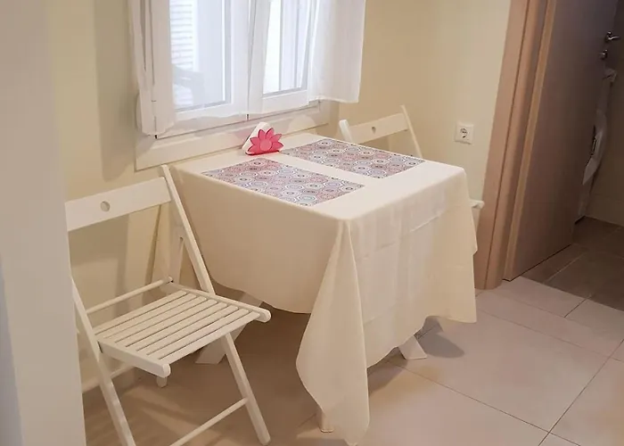 Happy Travelers Free Parking *