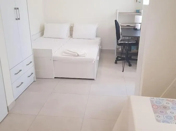 Happy Travelers Free Parking 干尼亞